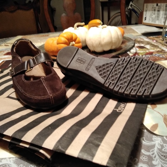 Shoe's - Picture 3 of 6